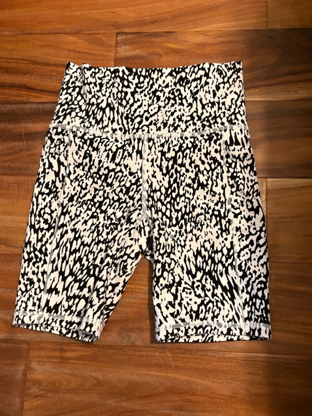 Athleta Salutation Stash‎ Pocket II Bike Shorts XS Black White Print 7 (1229)